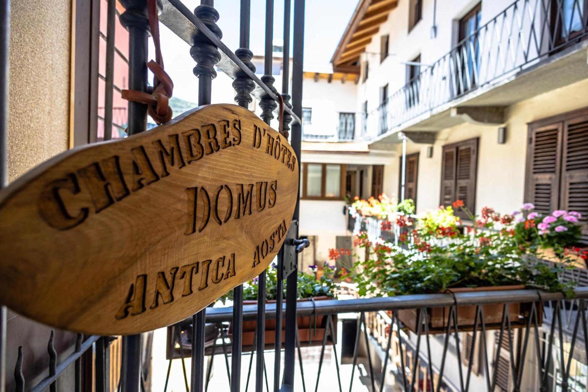 Domus Antica Aosta Hotel Exterior photo